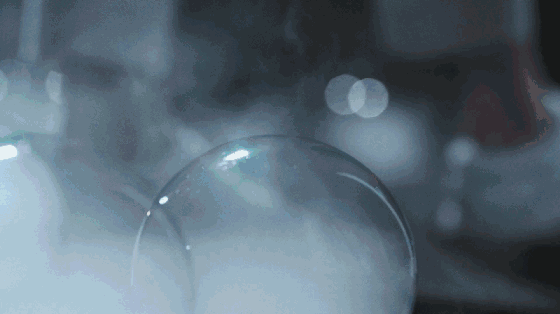 随着多个乳白色的